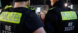 Berlins Regierende Bürgermeisterin Franziska Giffey besuchte am Silvesterabend die Einsatzkräfte der Polizei auf dem Alexanderplatz.