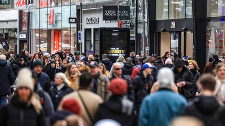 Menschen gehen einen Tag nach Weihnachten durch die Einkaufsmeile Schildergasse in der Fußgängerzone. +++ dpa-Bildfunk +++