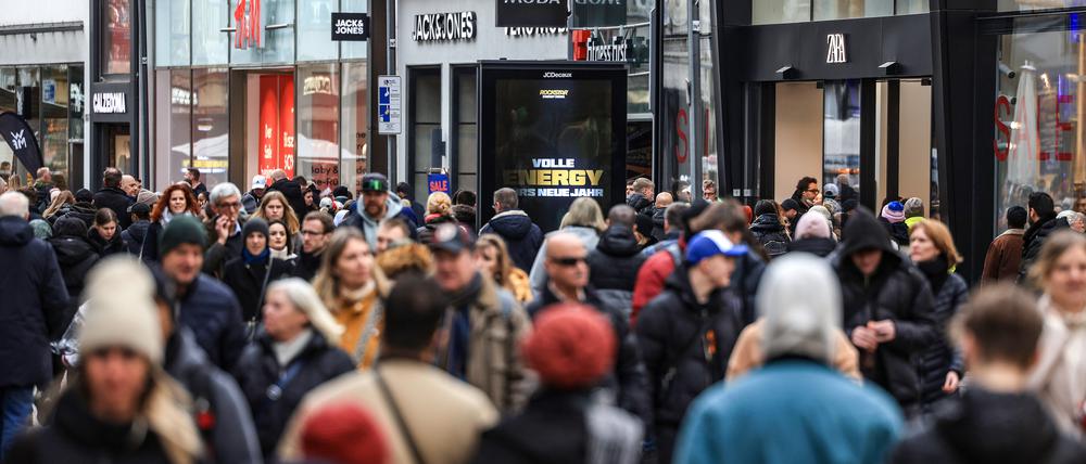 Menschen gehen einen Tag nach Weihnachten durch die Einkaufsmeile Schildergasse in der Fußgängerzone. +++ dpa-Bildfunk +++