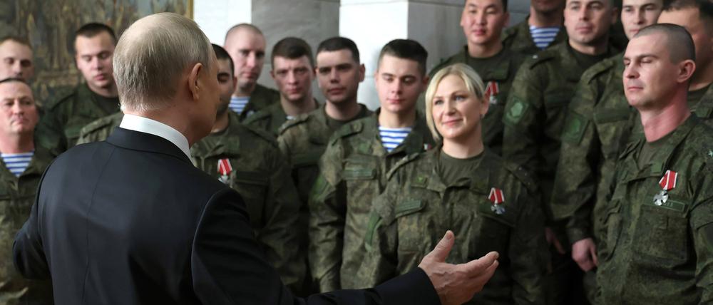 Der russische Präsident Wladimir Putin hält seine Neujahrsrede vor russischen Soldaten.