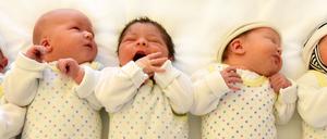 Im Jahr 2022 kamen in Deutschland mit 738.819 vergleichsweise wenige Kinder zur Welt.