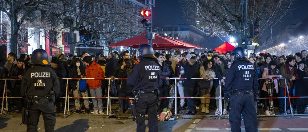 Polizisten sichern den Pariser Platz vor dem Brandenburger Tor nach dem Silvesterfeuerwerk zum Jahreswechsel 2022/2023.