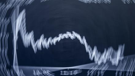 ARCHIV - 17.05.2021, Hessen, Frankfurt/Main: Die DAX-Kurve im Handelssaal der Deutschen Börse in Frankfurt. (zu dpa: «Dax erstmals über 16 000 Punkten») Foto: Boris Roessler/dpa +++ dpa-Bildfunk +++