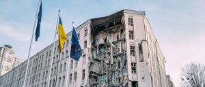 Ein von russischen Raketen getroffenes und zerstörtes Hotel in Kiew. 