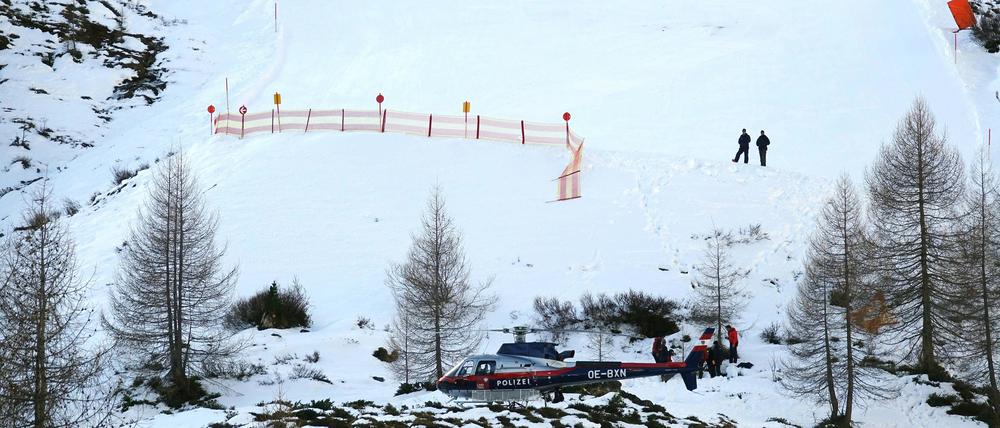 Ein Polizei-Hubschrauber steht an einer Unfallstelle am Hintertuxer Gletscher im Zillertal, wo eine 28-jährige Niederländerin tödlich verunglückte. 