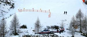 Ein Polizei-Hubschrauber steht an einer Unfallstelle am Hintertuxer Gletscher im Zillertal, wo eine 28-jährige Niederländerin tödlich verunglückte. 