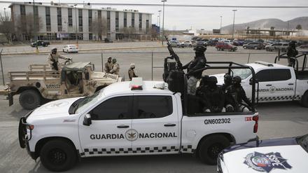 Mexikanische Nationalgarde hält Wache vor einem Staatsgefängnis. 