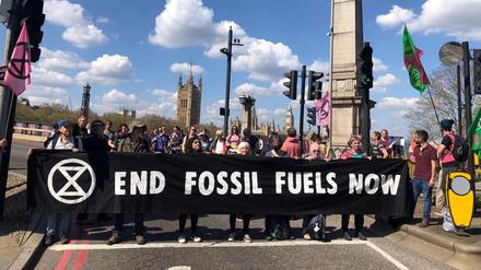 Aktivisten der „Extinction Rebellion“ halten ein Transparent, als sie die Lambeth Bridge blockieren (Archivbild).