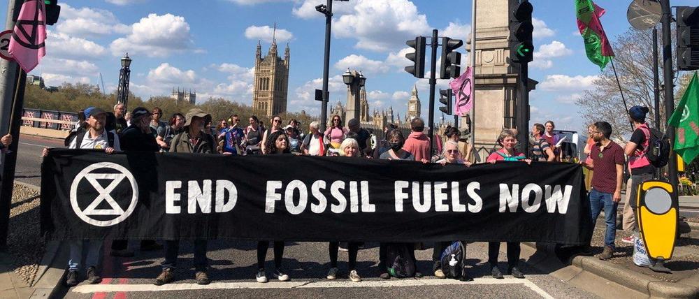 Aktivisten der „Extinction Rebellion“ halten ein Transparent, als sie die Lambeth Bridge blockieren (Archivbild).