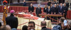 Der Leichnam des verstorbenen emeritierten  Papst Benedikt XVI. ist im Petersdom öffentlich aufgebahrt. 