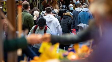 Gut besuchter Wochenmarkt am Maybachufer in „Kreuzkölln“.