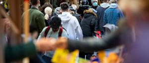 Gut besuchter Wochenmarkt am Maybachufer in „Kreuzkölln“.