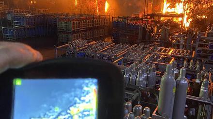 Die Flammen griffen auf die Halle über.
