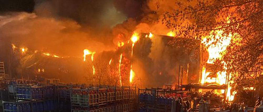 Die Flammen griffen auf die Halle über.
