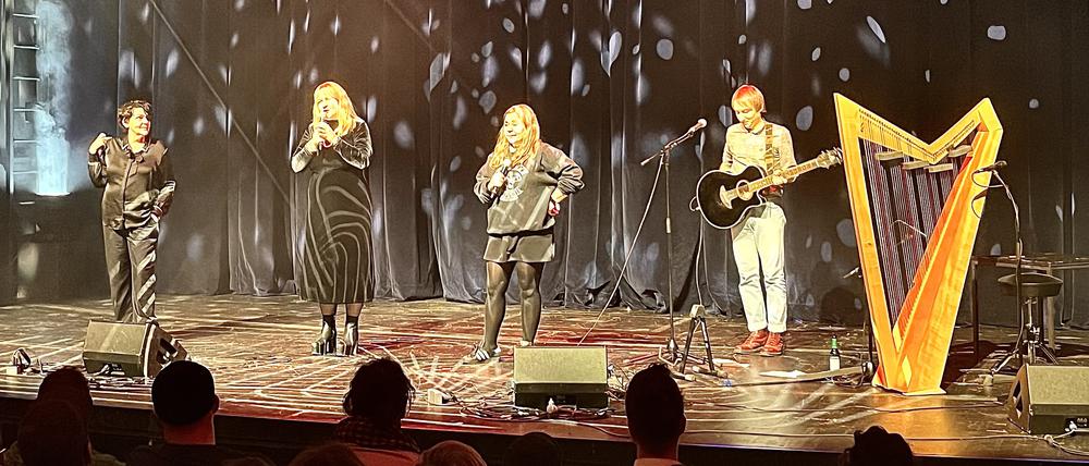 Christiane Rösinger, Denice Bourbon, Stefanie Sargnagel und Begleitung in der Volksbühne Berlin.
