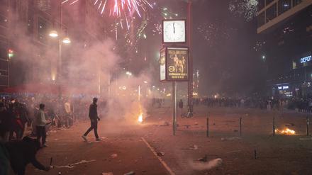 Menschen feiern Silvester mit Feuerwerk auf dem Alexanderplatz. Berlin, Deutschland, 31.12.2022.