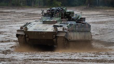  Ein Schützenpanzer der Bundeswehr vom Typ Marder fährt bei einer Informationslehrübung über einen Übungsplatz. 