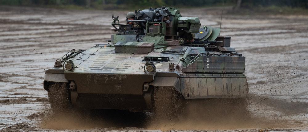 Ein Schützenpanzer vom Typ Marder kam dem feindlichen Schützengraben offenbar so nahe, dass er darin stecken blieb (Symbolbild).