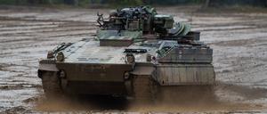  Ein Schützenpanzer der Bundeswehr vom Typ Marder fährt bei einer Informationslehrübung über einen Übungsplatz. 