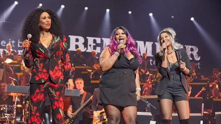 Ruth (l-r), Anita und Sadako Pointer von den Pointer Sisters aus den USA stehen auf der Bühne.