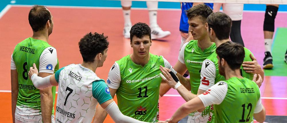  Die Netzhoppers halten als Team zusammen.