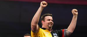 Gabriel Clemens (r)  feiert seinen Sieg über Gerwyn Price. 