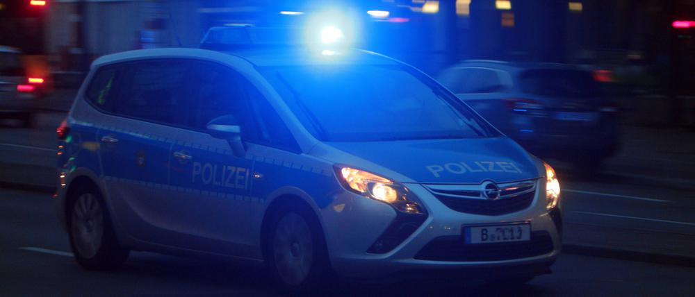 Einsatzwagen der Polizei mit eingeschaltetem Blaulicht. (Symbolbild)