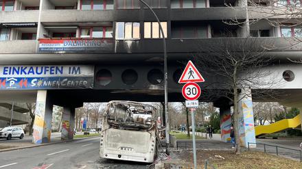 Ein ausgebrannter Bus in der Sonnenallee. Das Haus darüber wurde ebenfalls in Mitleidenschaft gezogen. 