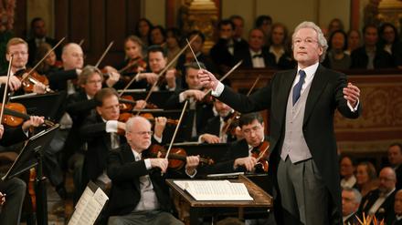 Franz Welser-Möst, Dirigent des Neujahrskonzerts der Wiener Philharmoniker, dirigiert während des traditionellen Neujahrskonzerts im Großen Saal des Musikvereins. 