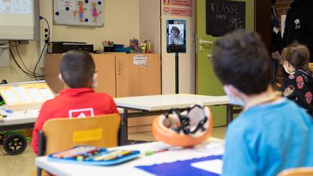 Mit dabei dank "Charly": Ein Schüler der Reinickendorfer Toulouse-Lautrec-Schule nutzt den Telepräsenz-Roboter zur Teilnahme am Schulalltag.Foto: Daniel Stephan