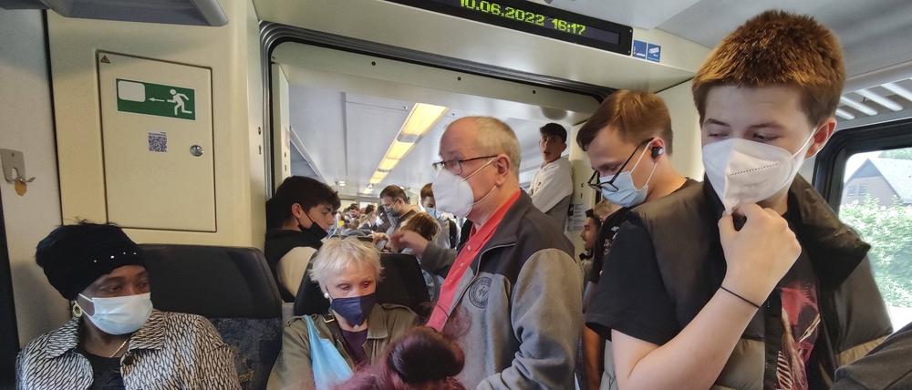 Gedränge in einem Zug in Nordrhein-Westfalen.