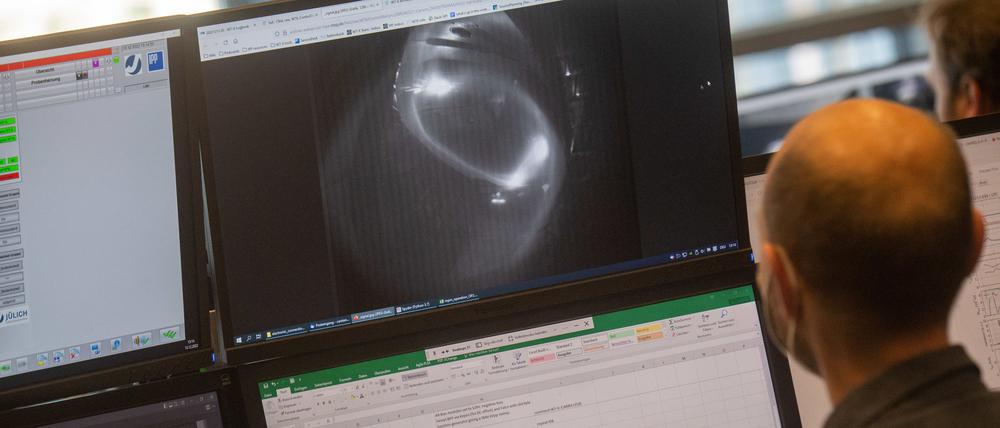 Blick auf einen Computermonitor im Kontrollraum des Fusionsexperiments Wendelstein 7-X. Der Monitor zeigt ein Bild eines Wasserstoffplasmas.
