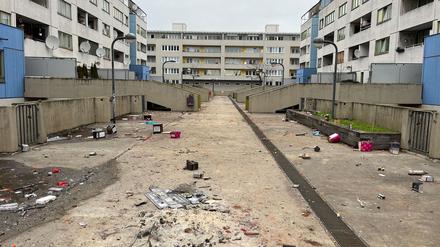 Auf den High Decks in der Siedlung wurde offenbar erst friedlich im Familien- und Nachbarkreis geböllert. Doch kurz nach Mitternacht begann eine heftige Auseinandersetzung zwischen Jugendlichen und der Polizei.