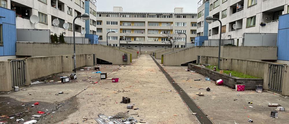 Auf den High Decks in der Siedlung wurde offenbar erst friedlich im Familien- und Nachbarkreis geböllert. Doch kurz nach Mitternacht begann eine heftige Auseinandersetzung zwischen Jugendlichen und der Polizei.