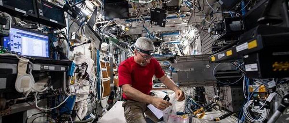 NASA-Astronaut Mark Vande am 15. März 2022 an Bord der internationalen Raumstation.