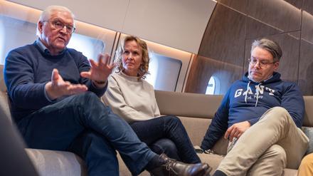 Bundespräsident Frank-Walter Steinmeier (l) beantwortet auf dem Flug nach Brasilien mit Steffi Lemke (Bündnis 90/Die Grünen), Fragen von Medienvertretern. 