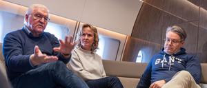 Bundespräsident Frank-Walter Steinmeier (l) beantwortet auf dem Flug nach Brasilien mit Steffi Lemke (Bündnis 90/Die Grünen), Fragen von Medienvertretern. 