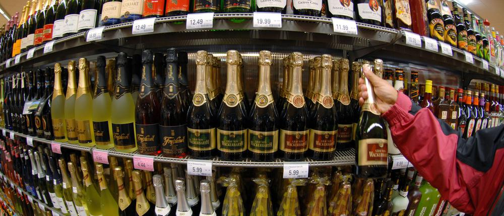 Alkohol im Supermarkt: Wenn es nach den Grünen geht, künftig strenger reguliert