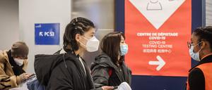Kontrolle von Einreisenden aus China am Pariser Flughafen Charles de Gaulle.