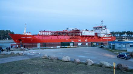 Der LNG-Shuttle-Tanker „Coral Furcata“ läuft den Industriehafen Lubmin an.