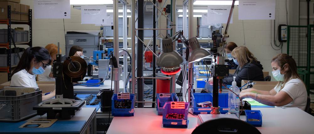 Barcelona: Frauen arbeiten in einer Fabrik, die Ladegeräte für Elektroautos herstellt.