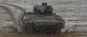 Ein Schützenpanzer der Bundeswehr vom Typ Puma fährt während einer Gefechtsvorführung über den Übungsplatz (Symbolbild).