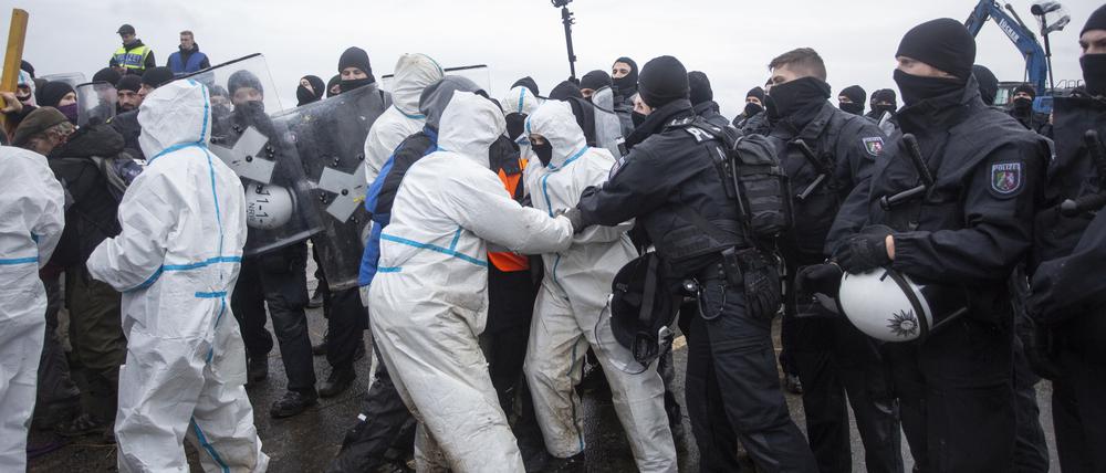Während die Polizei Vorbereitungen zur geplanten Räumung des Dorfes Lützerath trifft, wehren sich Aktivisten gegen die Polizei, die einen Sicherheitsbereich einrichtet.