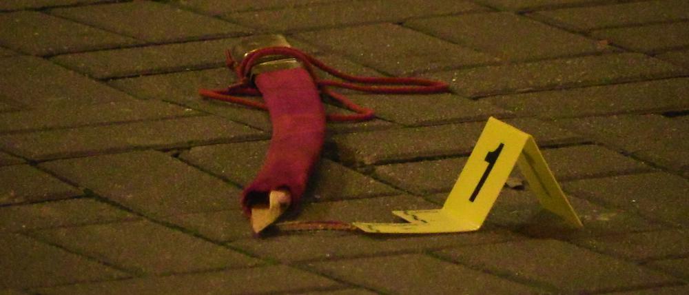 Spurensicherung und ein Schwert vor dem Lokal.