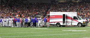 Damar Hamlin wird von seinen Mitspielern auf dem Feld umringt.