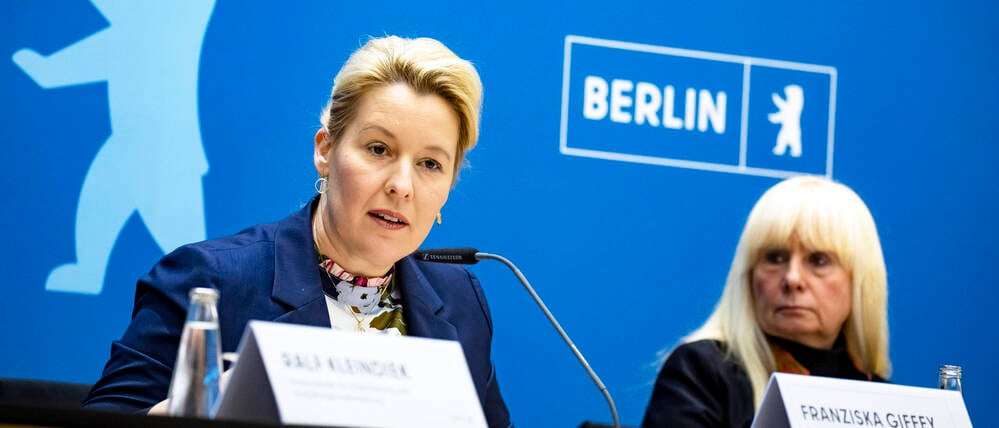 Franziska Giffey, zum Zeitpunkt der Aufnahme noch Regierende Bürgermeisterin, und Senatorin für Inneres, Digitalisierung und Sport Iris Spranger während einer Senatspressekonferenz im Roten Rathaus in Berlin im Jahr 2022. (Archivbild)