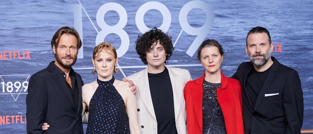 Bei der Premiere im November in Berlin war noch alles eitel Sonnenschein beim Ensemble um Andreas Pietschmann (l-r), Emily Beecham, Aneurin Barnard, Jantje Friese und Baran Bo Odar.