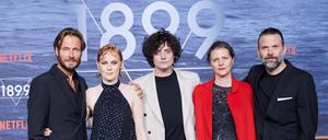 Bei der Premiere im November in Berlin war noch alles eitel Sonnenschein beim Ensemble um Andreas Pietschmann (l-r), Emily Beecham, Aneurin Barnard, Jantje Friese und Baran Bo Odar.