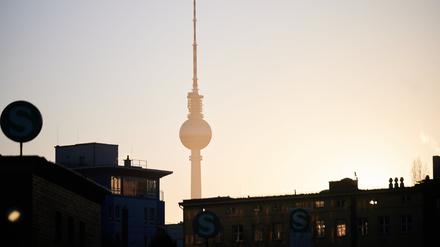 Die Sonne geht hier dem Fernsehturm auf.
