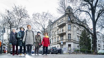 Das Geisterhaus FLORA an der Ecke Odenwaldstraße/Stubenrauchstraße, mit Ingrid Schipper, Heidrun Birke, Monika Krusenbaum, Sabine Küppersbusch
 und Gunhild Reuter.